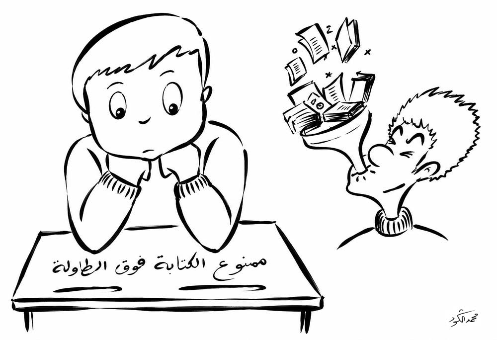 رسم على الطاولة المدرسية